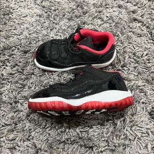 Boys Jordan 11 Retro “Breds” size 7c